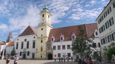 BRATISLAVA, SLOVAKIA - 18 Ağustos 2019: Eski Belediye Binası 14. yüzyıldan kalma bir bina kompleksi. Ülkedeki en eski belediye binasıdır.