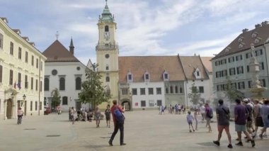BRATISLAVA, SLOVAKIA - 18 Ağustos 2019: Eski Belediye Binası 14. yüzyıldan kalma bir bina kompleksi. Ülkedeki en eski belediye binasıdır.