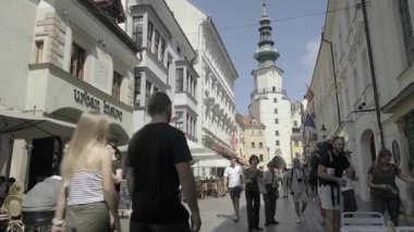 BRATISLAVA, SLOVAKIA - 18 AĞUSTOS 2019: Michalska Caddesi, arka planda Michael 'ın Kapısı