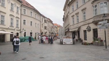 BRATISLAVA, SLOVAKIA - 18 AĞUSTOS 2019: Michalska Caddesi tarihi şehir merkezinde işlek bir cadde