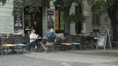 BRATISLAVA, SLOVAKIA - 18 Ağustos 2019: Hviezdoslav Meydanı, şehrin tarihi merkezi ve bar ve restoranlarla dolu