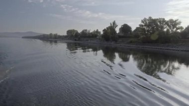 Tuna Nehri, küçük rıhtımlar ve tekneler şafak vakti nehir kıyısında