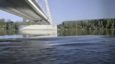 Budapeşte yolunda Megyeri Köprüsü 'nün altından geçiyor.