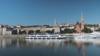 BUDAPEST, HUNGARY - 19 AĞUSTOS 2019: Tuna 'daki bir gemiden görülen şehir