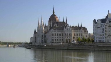 Macar parlamentosu şafak vakti Tuna 'ya giden bir gemiden görüldü