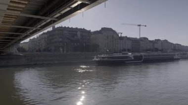 BUDAPEST, HUNGARY - 19 Ağustos 2019: Bir yaz sabahı Budapeşte limanına giren gemi