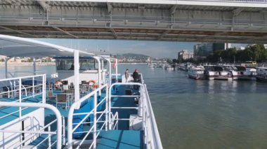 BUDAPEST, HUNGARY - 19 Ağustos 2019: Bir yaz sabahı Budapeşte limanına giren gemi