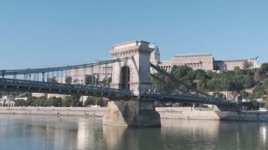 Bir yaz sabahı Zincir Köprüsü 'nün altında seyahat ederken, Buda Kalesi' nin arka planında..
