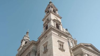 BUDAPEST, HUNGARY - 19 Ağustos 2019: Budapeşte 'deki Aziz Stephen Bazilikası manzarası. Eğil