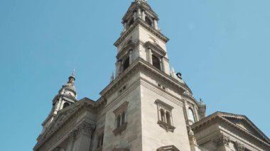 BUDAPEST, HUNGARY - 19 Ağustos 2019: Budapeşte 'deki Aziz Stephen Bazilikası manzarası. Eğil