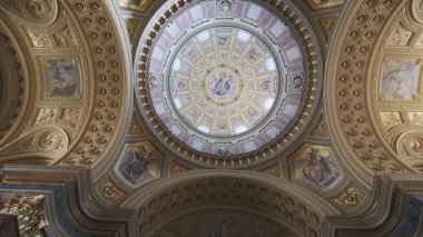 BUDAPEST, HUNGARY - 19 Ağustos 2019: Budapeşte 'deki Aziz Stephen Bazilikası' nın iç manzarası. Eğil