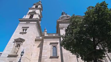 BUDAPEST, HUNGARY - 19 Ağustos 2019: Budapeşte 'deki Aziz Stephen Bazilikası manzarası. Eğil