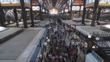 BUDAPEST, HUNGARY - 19 AĞUSTOS, 2019. Yüzyıl pazarı, 3 katta et, baharat ve hediyelik eşya satan tezgahlar. İç mekan