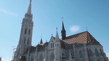 BUDAPEST, HUNGARY 19 AĞUSTOS 2019: 14. yüzyıl kilisesi, burada evlenen Kral Matthias 'ın adını aldı, bir dini sanat müzesi ile. geniş açı
