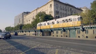 BUDAPEST, HUNGARY - 19 AĞUSTOS 2019 Tuna Nehri 'nin yanındaki gün batımı tramvayı