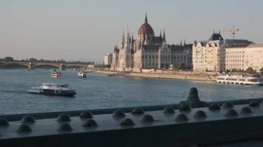 BUDAPEST, HUNGARY - 19 Ağustos 2019: Ulusal bayram arifesinde Zincir Köprüsü araba trafiğine kapatılır ve yaya geçidi haline gelir.