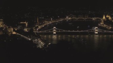 Budapeşte şehir manzarası Gellert Hill 'den gece