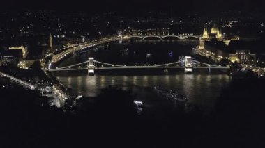 Budapeşte şehir manzarası Gellert Hill 'den gece