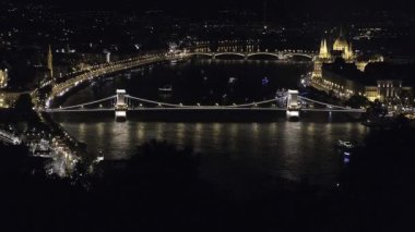 Budapeşte şehir manzarası Gellert Hill 'den gece