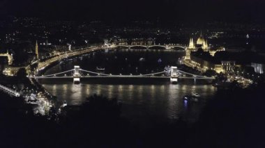 Budapeşte şehir manzarası Gellert Hill 'den gece