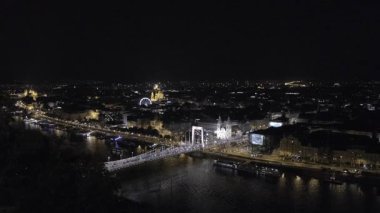 Budapeşte şehir manzarası Gellert Hill 'den gece