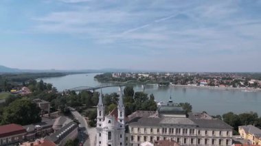 ESZTERGOM, HUNGARY - 20 Ağustos 2019: Macaristan ile Slovakya arasındaki Tuna Nehri üzerindeki köprü