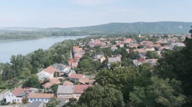 ESZTERGOM, HUNGARY - 20 Ağustos 2019: Vizivaros, Tuna 'nın sağ kıyısında, kraliyet kalesi ve St. Adalbert Primatial Bazilikası' nın altında yer alan bir Esztergom mahallesidir. Castle Hill 'den görüntü