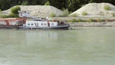 DANUBE RIVER, SLOVAKIA - 20 AĞUSTOS 2019: Nakliye mavnası Tuna 'nın Slovak kıyısına yanaştı