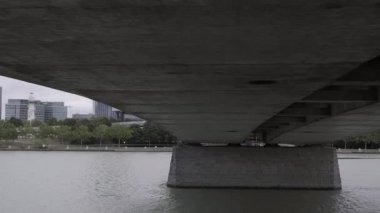 Reichsbrucke 'un altında. Dış bölgedeki yüksek binalar. Donaustadt 'ta. Viyana
