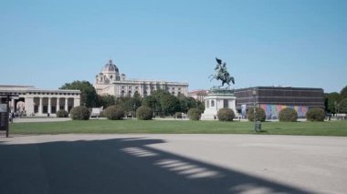 VIENNA, AUSTRIA - 15 Ağustos 2019: Arşidük Karl - Heldenplatz 'daki Binicilik Heykeli