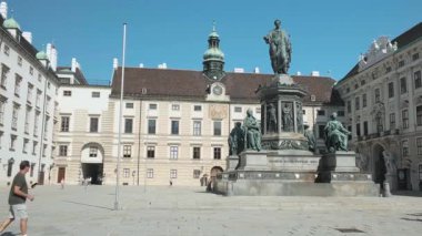 Vienna, AUSTRIA - 15 Ağustos 2019: Roma İmparatoru gibi giyinmiş Kayzer Franz 'ın heykeli.