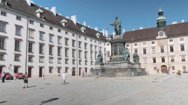 Vienna, AUSTRIA - 15 Ağustos 2019: Roma İmparatoru gibi giyinmiş Kayzer Franz 'ın heykeli.