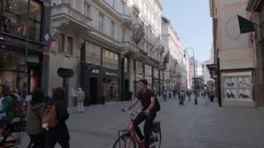 Vienna, AUSTRIA - 15 Ağustos 2019: Kohlmarkt Michaelerplatz 'a doğru