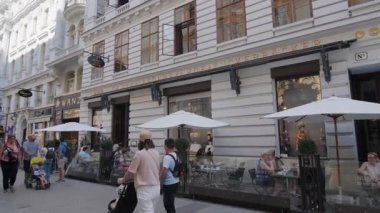 VIENNA, AUSTRIA - 15 Ağustos 2019 'da Avusturya' nın başkenti Viyana 'daki ünlü fırın Demel ile Michaelerplatz' a doğru Kohlmarkt