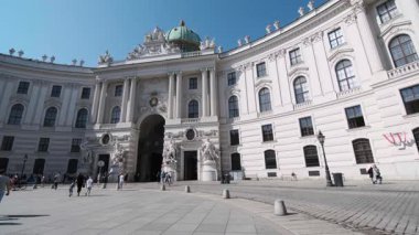 VİENNA, AUSTRIA - 15 Ağustos 2019: Hofburg Habsburg Hanedanı 'nın eski baş imparatorluk sarayıdır ve bugün Avusturya Cumhurbaşkanı' nın resmi ikamet yeridir. St. Michael 'ın Kanadı