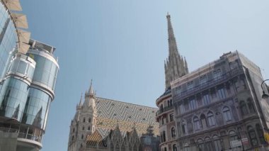 Vienna, AUSTRIA - 15 Ağustos 2019: St. Stephen 's Katedrali, ortaçağ Katolik ibadethanesi, süslü bir kulesi olan. Eğil