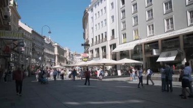 Vienna, AUSTRIA - 15 Ağustos 2019 Graben Caddesi Viyana 'nın merkezinde, Katedral' in yanında işlek bir caddedir.