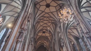 Vienna, AUSTRIA - 15 Ağustos 2019, St. Stephen Katedrali, Ortaçağ Katolik ibadethanesi. İç taraf, eğil.