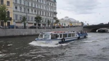 PETERSBURG, RUSSIA - 4 AĞUSTOS 2019: Fontanka Nehri Ciniselli Sirki 'nin yanından geçer. Ciniselli Sirki, Rusya 'nın ilk tuğladan yapılmış sirkidir.