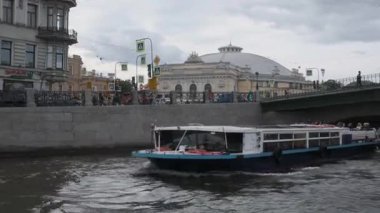 PETERSBURG, RUSSIA - 4 AĞUSTOS 2019: Fontanka Nehri Ciniselli Sirki 'nin yanından geçer. Ciniselli Sirki, Rusya 'nın ilk tuğladan yapılmış sirkidir.