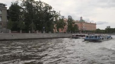 PETERSBURG, RUSSIA - 4 AĞUSTOS 2019: Aziz Petersburg 'un tarihi merkezinde eski bir kraliyet konutu olan St. Michael' s Castle 'ın önünden gemiler yelken açıyor