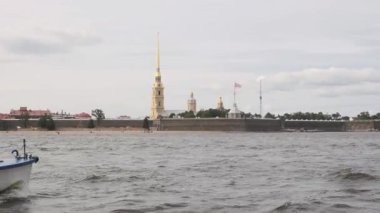 PETERSBURG, RUSSIA - 4 AĞUSTOS 2019: Peter ve Paul Katedrali 'nin manzarası ve Neva Kalesi