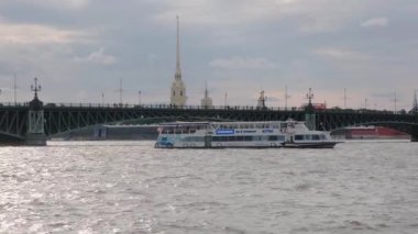 PETERSBURG, RUSSIA - 4 AĞUSTOS 2019: Neva Nehri üzerindeki Trinity Köprüsü (Troitskiy Köprüsü)