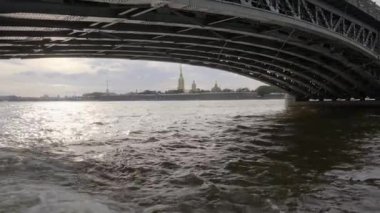 PETERSBURG, RUSSIA - 4 AĞUSTOS 2019: Neva Nehri üzerinde Trinity Köprüsü 'nün (Troitskiy Köprüsü) altında yelken açmak. Arka planda Peter ve Paul Katedrali 'ni ve kalesini görebilirsiniz.