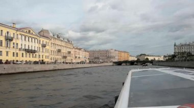 PETERSBURG, RUSSIA - 4 AĞUSTOS 2019: bir yaz öğleden sonra Fontanka nehrinde yelken açmak