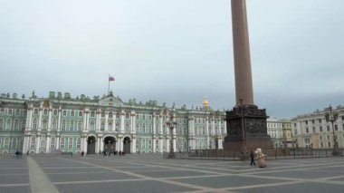 PETERSBURG, RUSSIA - 5 AĞUSTOS 2019 Kış Sarayı ve Alexander Sütununun cephesi