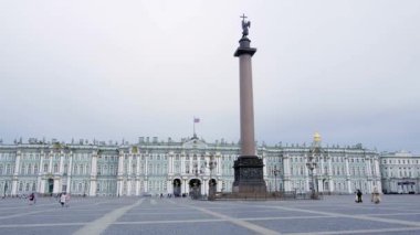 PETERSBURG, RUSSIA - 5 AĞUSTOS 2019 Kış Sarayı ve Alexander Sütununun cephesi