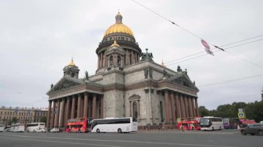 PETERSBURG, RUSSIA - 5 AĞUSTOS 2019: Saint Isaac şu anda müze olarak çalışan bir katedral. Başlangıçta bir katedral olarak inşa edildi ama Sovyet hükümeti tarafından müzeye dönüştürüldü.
