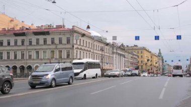 PETERSBURG, RUSYA - 5 Ağustos 2019 Nevsky Prospect. Ana cadde St. Petersburg, Büyük Peter tarafından Novgorod ve Moskova 'ya giden yolun başlangıcı olarak planlandı.