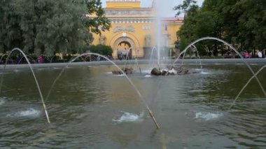 PETERSBURG, RUSSIA - 5 AĞUSTOS 2019 St Petersburg 'daki Rus Donanma Karargahı Deniz Kuvvetleri binasının önündeki Gölet,